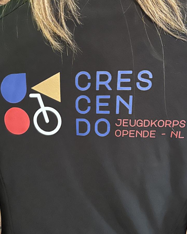 Nieuwe jassen voor Jeugdkorps Crescendo dankzij Houtbouw Terpstra