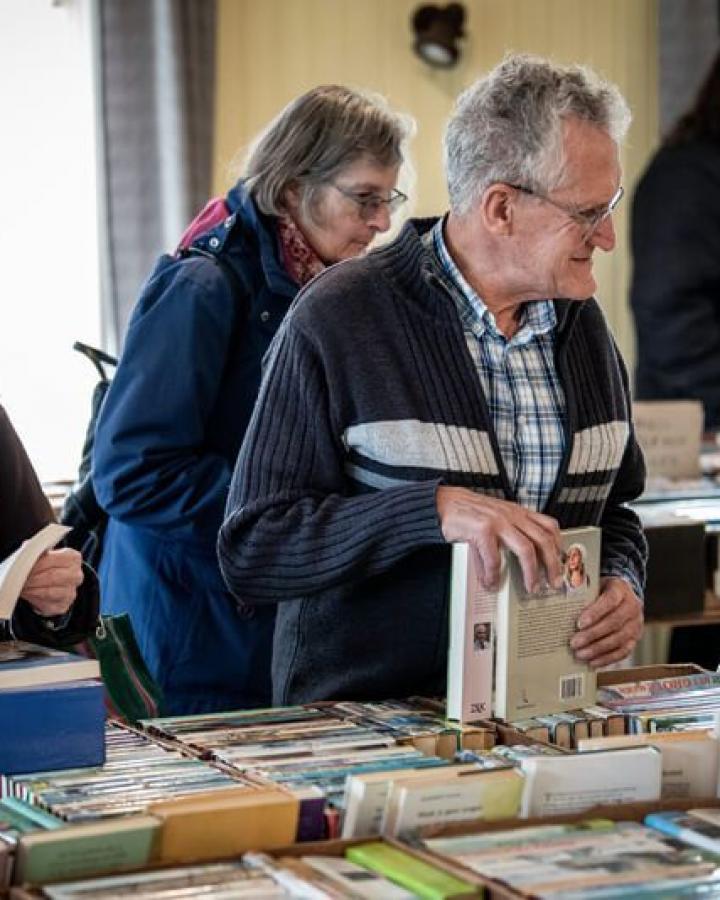 Boekenmarkt in Eben Haëzer