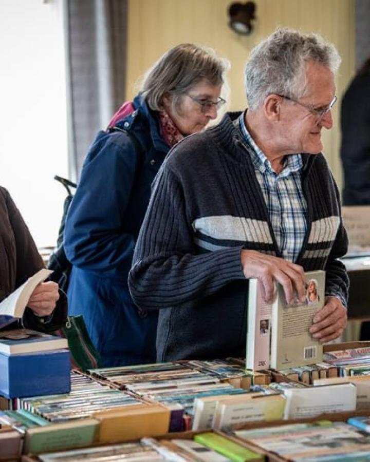 Boekenmarkt in Eben Haëzer